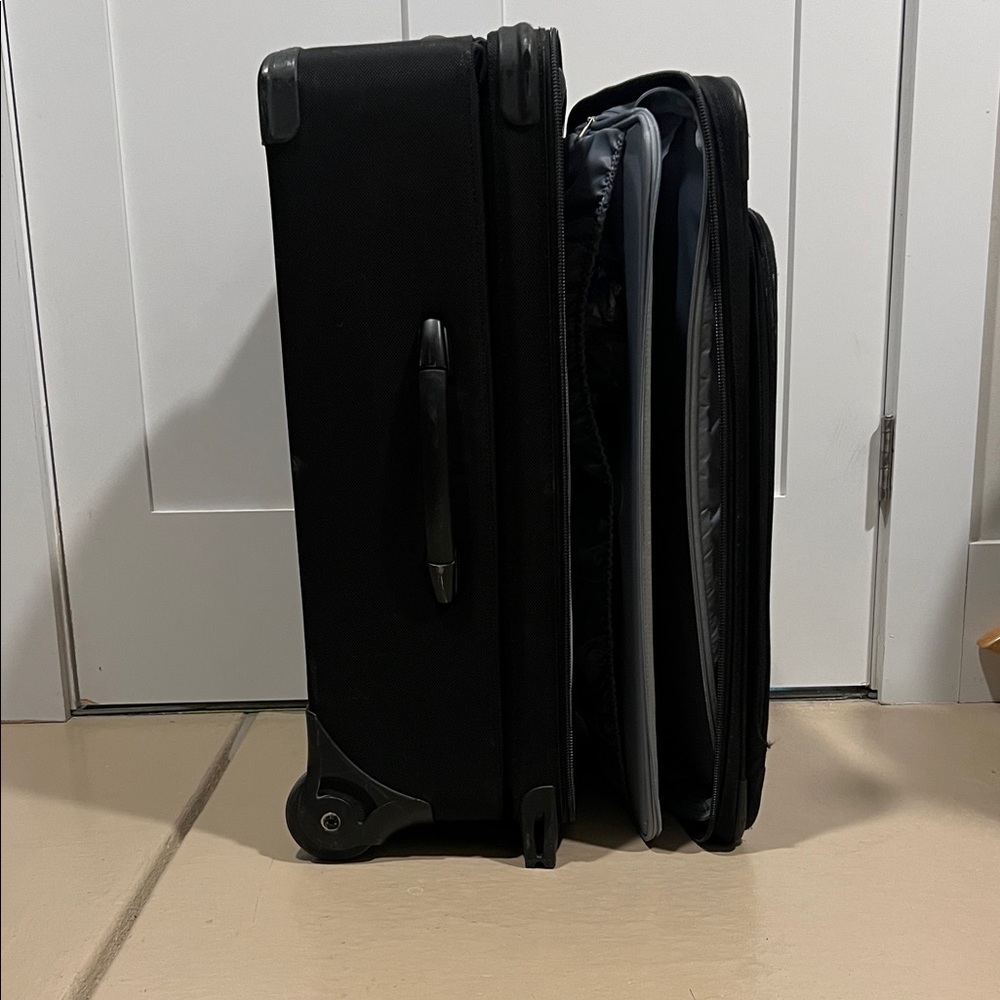 Briggs & Riley Sleek Black Suitcase - Picture 7 of 17